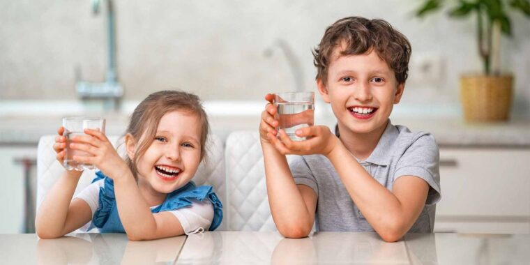 Dzieci pijące wodę z dystrybutora wody